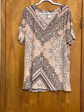 Liz Claiborne Cream and Black Paisley V-Neck Short Sleeve Top
